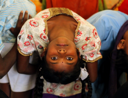 DEBOUT - Inde enfants centre Iyengar