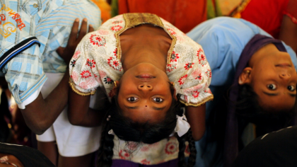 DEBOUT - Inde enfants centre Iyengar